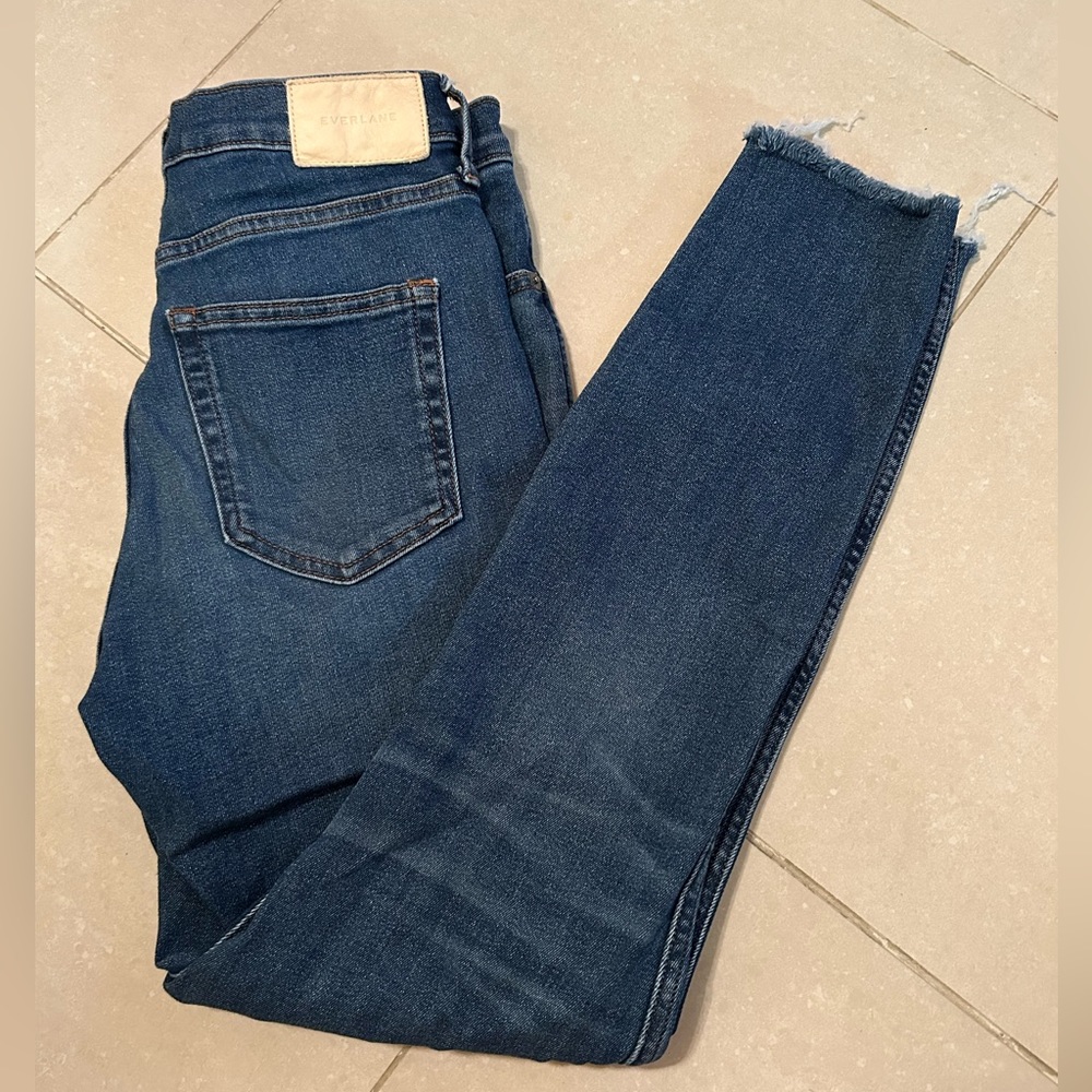 (26) NWOT Everlane Vintage Skinny Jeans Blue with Distressed Ankle